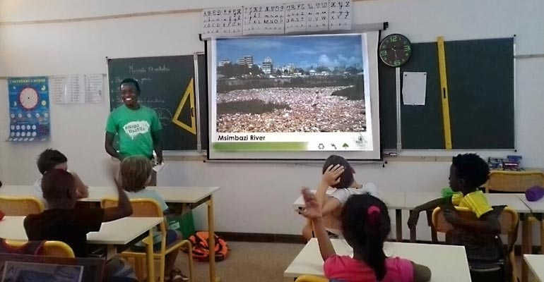 Nipe Fagio en visite à l’école française