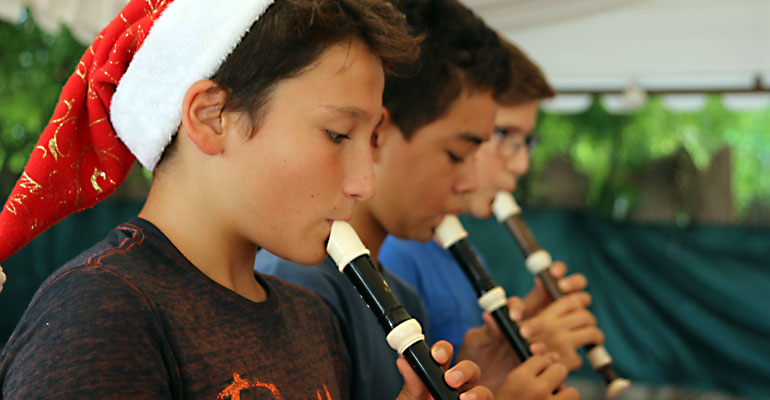 Musique et chants en rouge et blanc